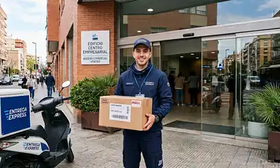 Repartidor entregando un paquete a un negocio.